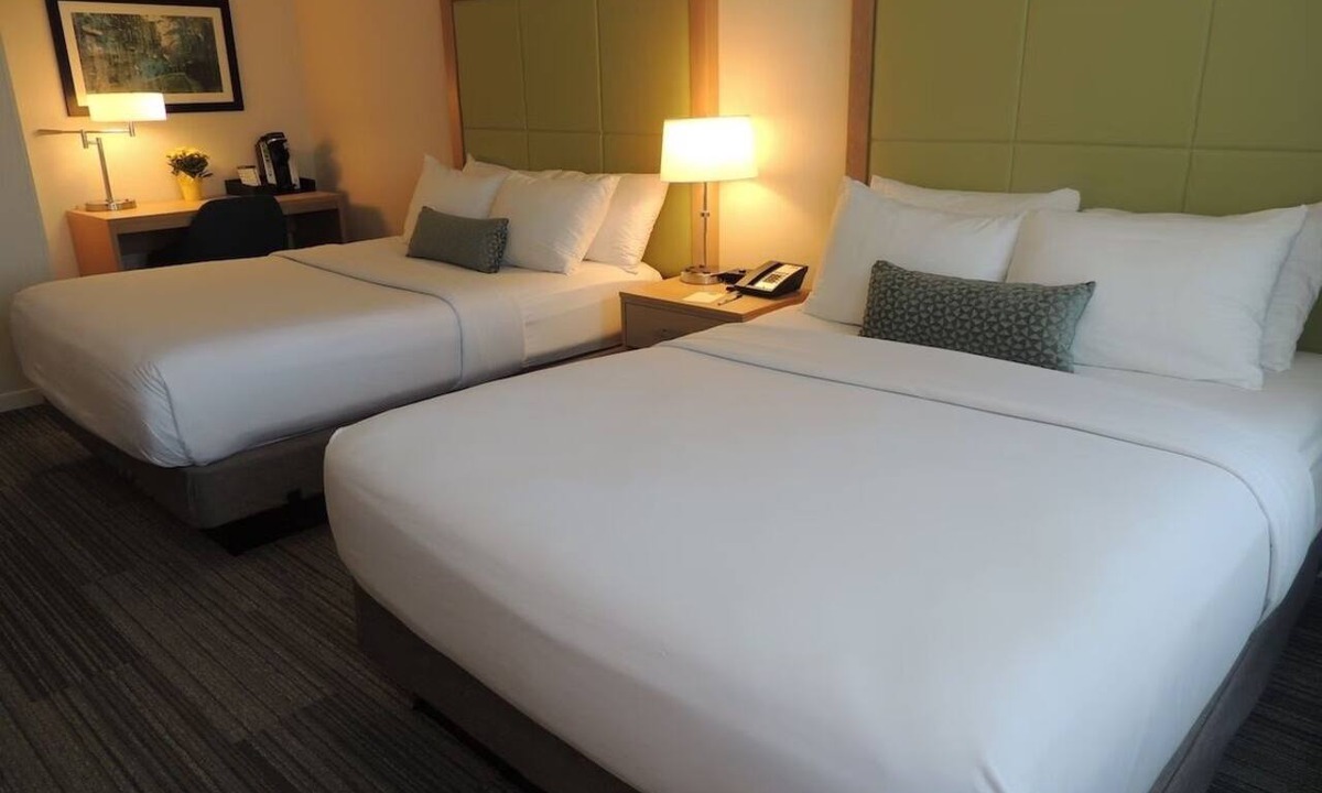 Medical Center Area Hotel | 2 Spacious Family Rooms with Modern Amenities Near Top Hospitals - Parking