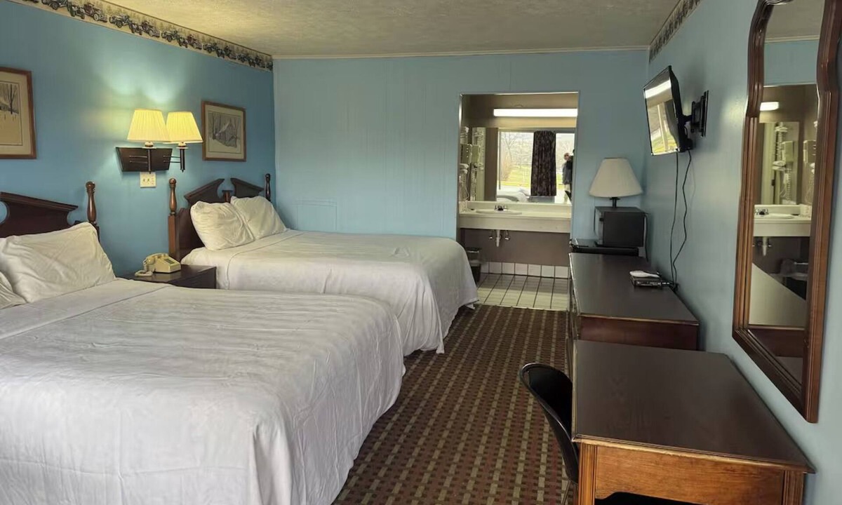 Tazewell Hotel | 3 Tidy Rooms w/2 Full Beds + Private Bath, Close to Scenic Mountain Trails