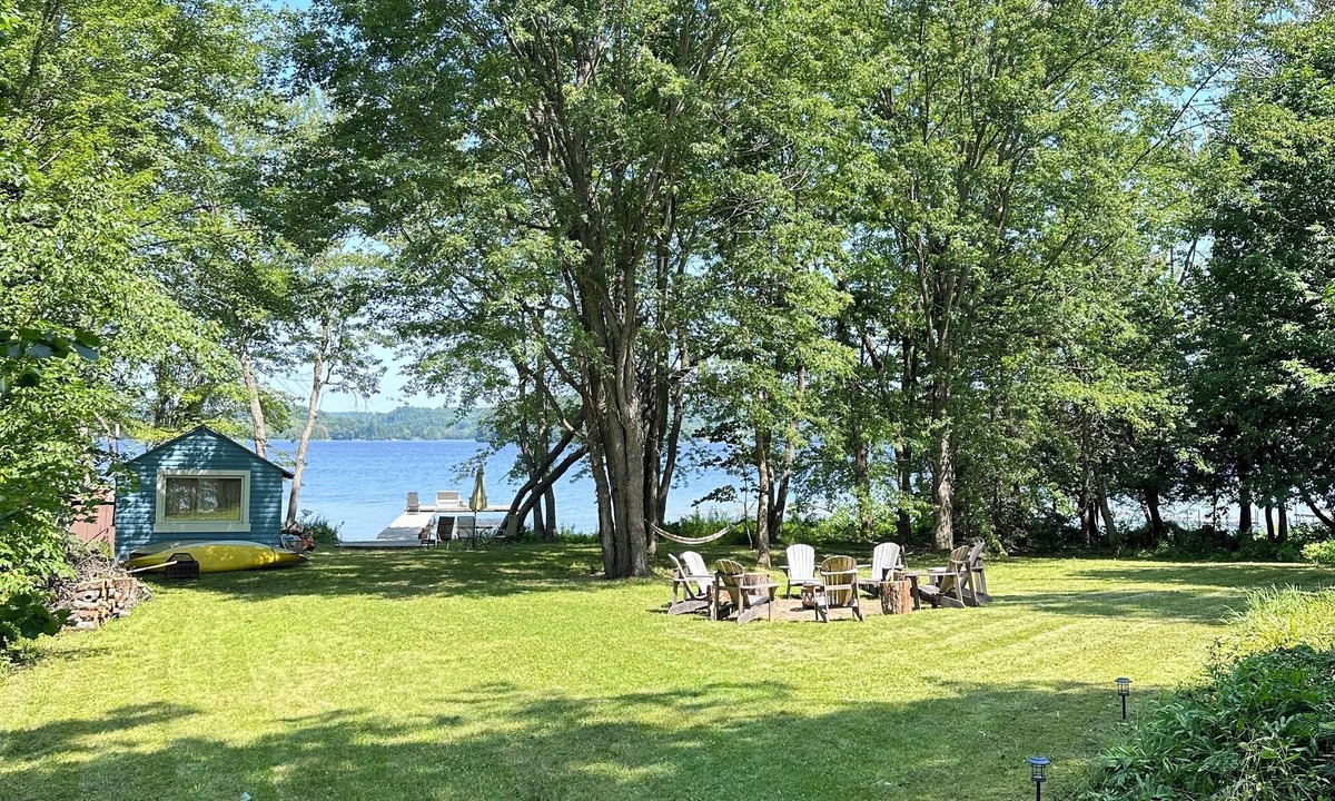 Utterson Cottage | 5 bedroom waterfront cottage. Billiard, kayaks, pedal boats, fishing, swimming