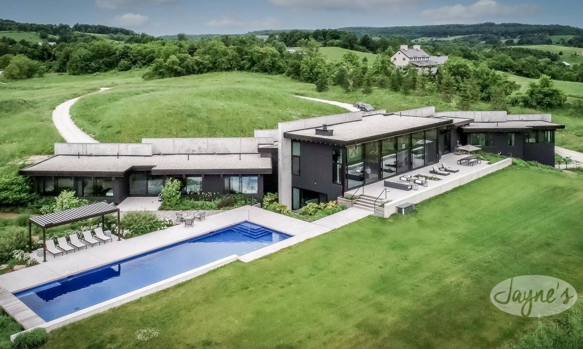 Creemore House | 5bdrm 7bath modern oasis in Creemore! Pool! Hot Tub! Sauna! Podcast Media Rm!
