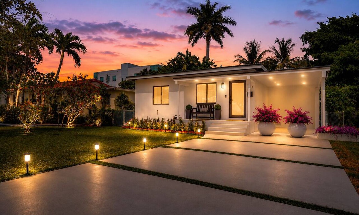 Miami Springs House | Airport Casita Remodeled 2026 Entire house & backyard 2-Min Walk to IHOP
