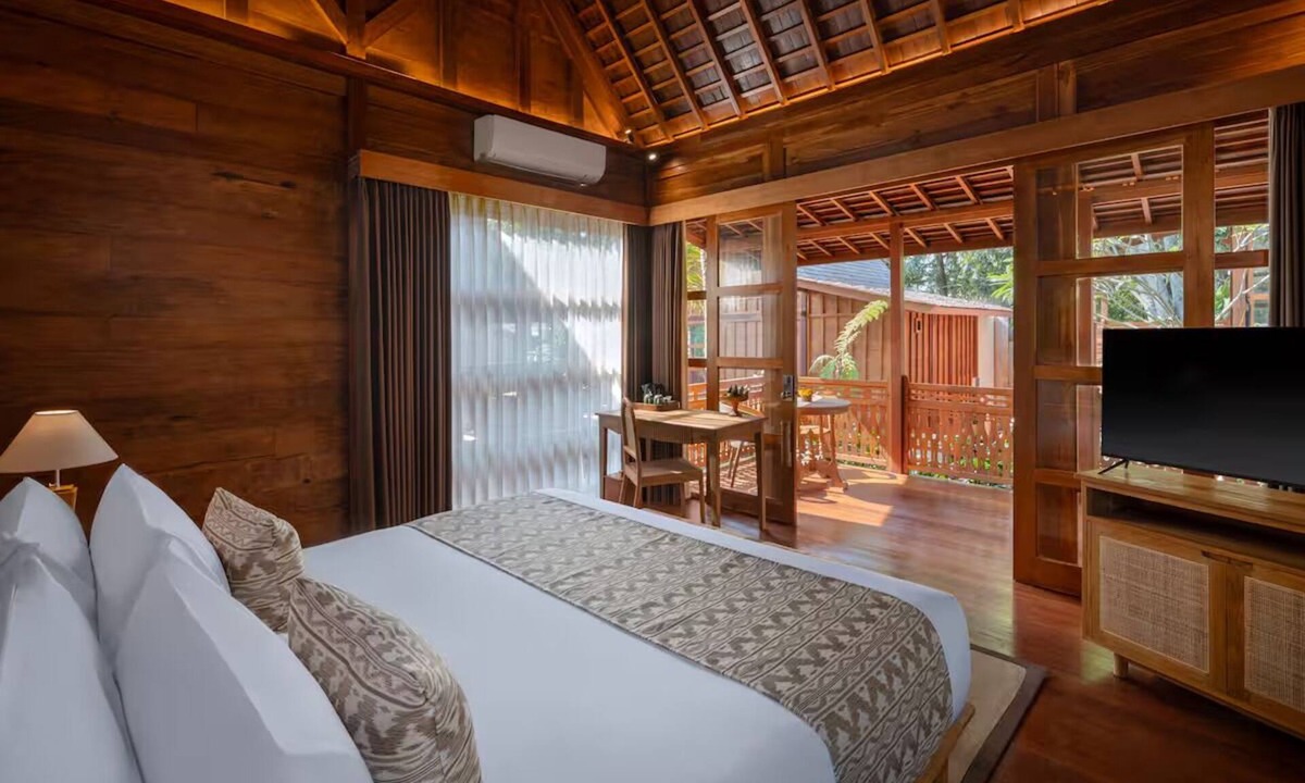 Ubud City-Centre Hotel | Bali Nature Stay Near Goa Gajah Temple with Outdoor Pool & Breakfast Included