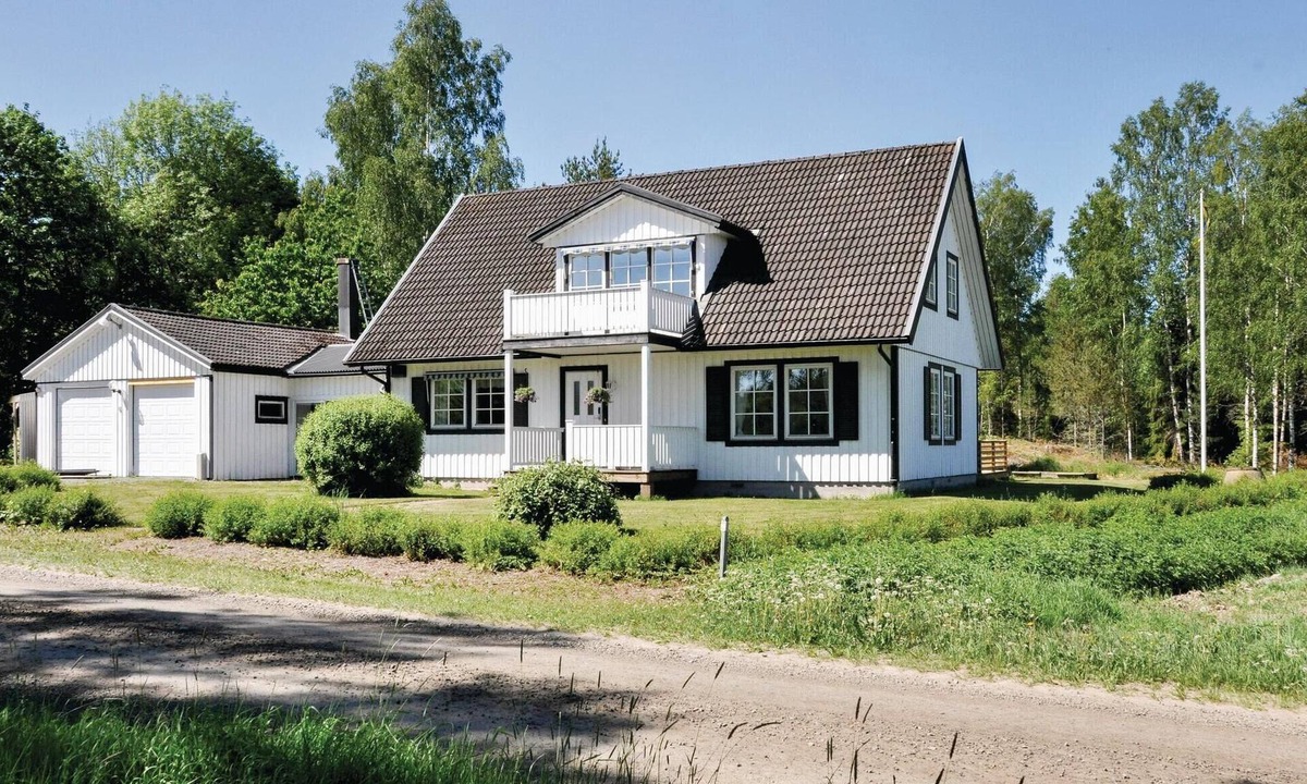 Saffle House | Beautiful home in Säffle with kitchen