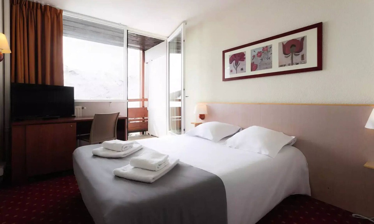 Les Menuires Hotel | Belambra Clubs Les Menuires - Snow And Heaven - Half board - 2 Rooms Essential 2 Adults and 2 Children with Balcony and View Impregnable Mountain