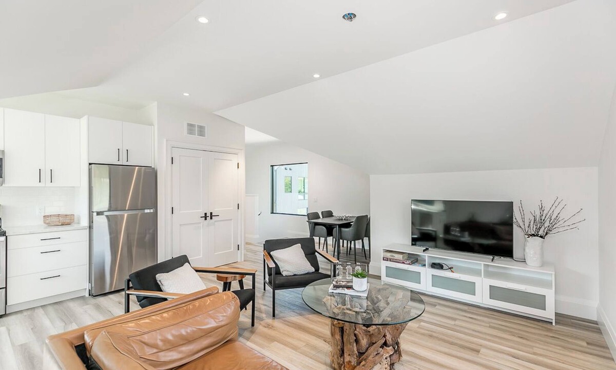 Glen Huron Apartment | Blue Mountain Guest House- 7 minutes to Blue Mountain!