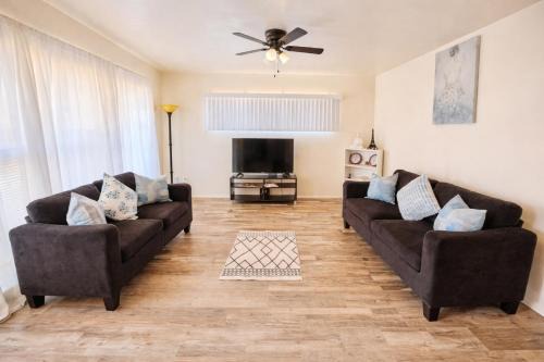 Oleander - Sunset Apartment | Bright & Cozy Modern Space Near Downtown