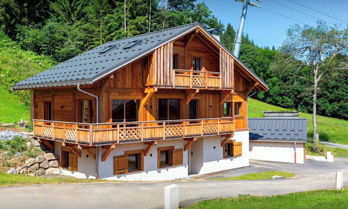 Saint-Nicolas-de-Veroce Ski Chalet | Chalet Mussol - family stay on the slopes for 14 - OVO Network