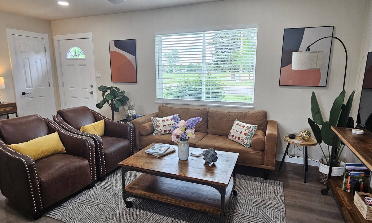 Jewell Heights - Hoffman Heights House | Charming 3BR home with AC near Aurora medical campus, parks & hospitals