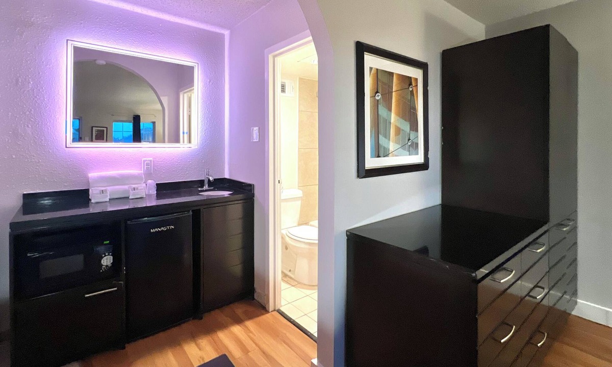 Lafayette Hotel | Charming King Studio Suite in Lafayette with High-Speed WiFi & More!
