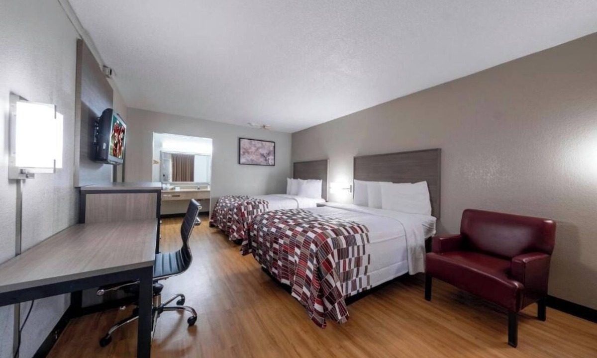 Charlottesville Hotel | Comfortable & Pet-Friendly Room Perfect for Budget Travelers in Charlottesville