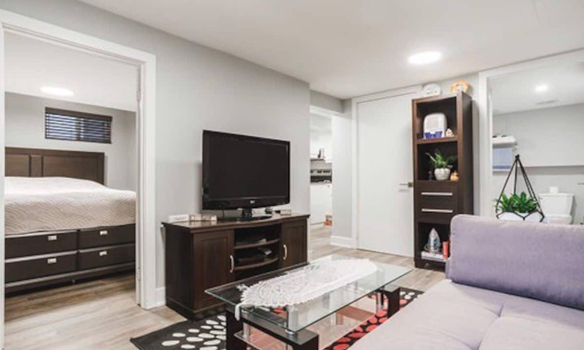 Lambton House | Cozy Toronto Private Apartment