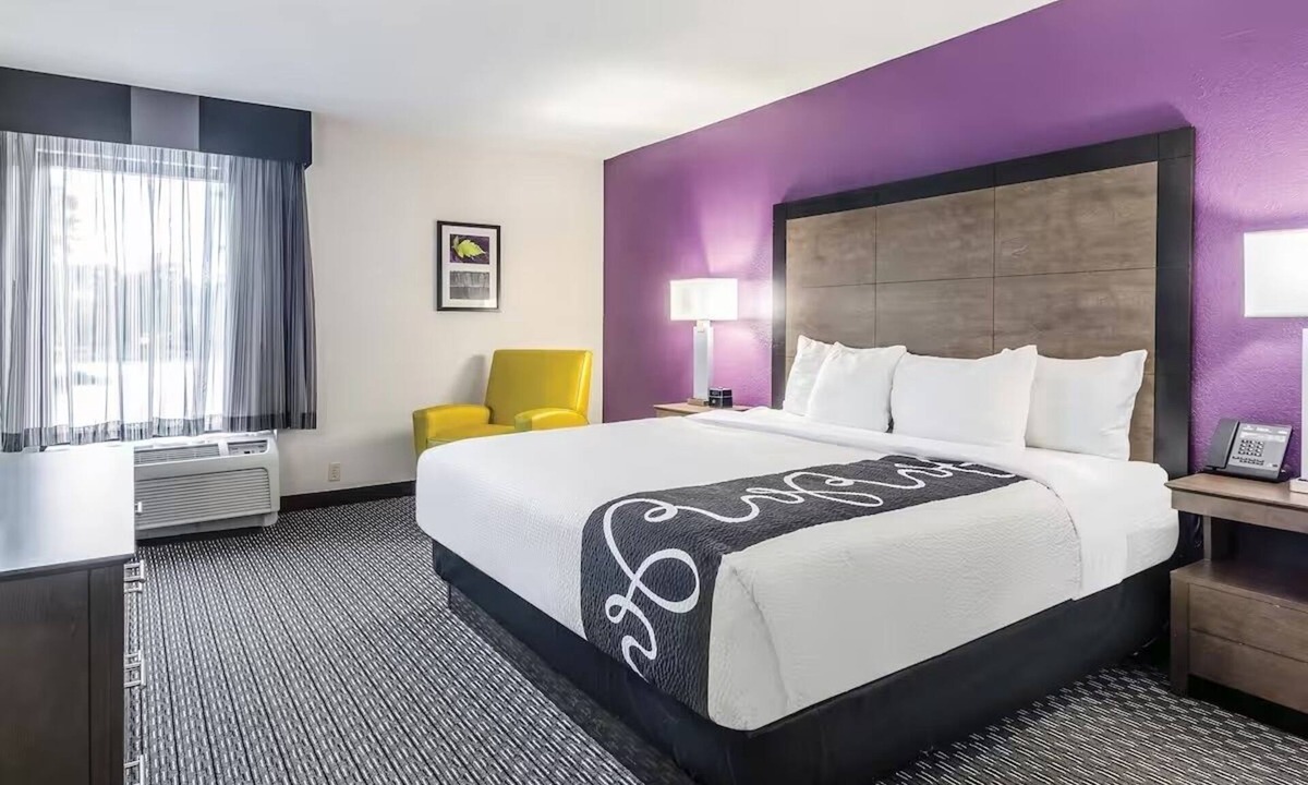 Myrtle Beach Hotel | Deluxe Room with King Bed at La Quinta Inn: Mini Market & Pool Access