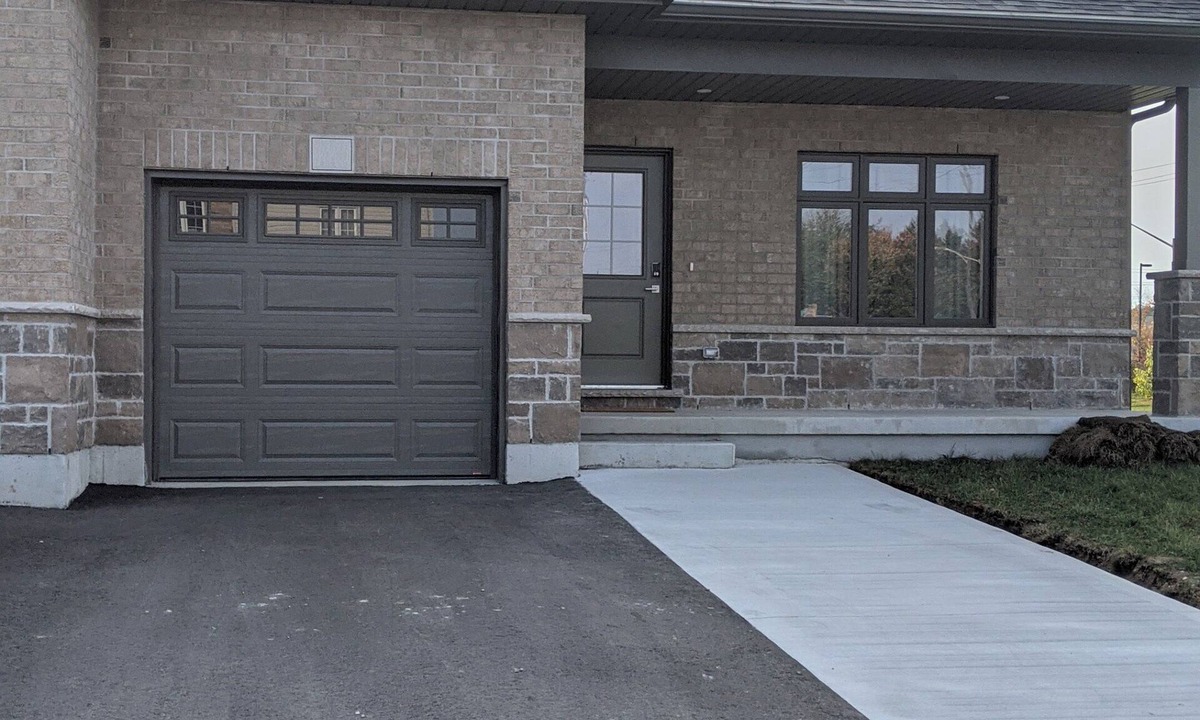Highland West House | Executive 4 Bedroom Townhouse Bungalow