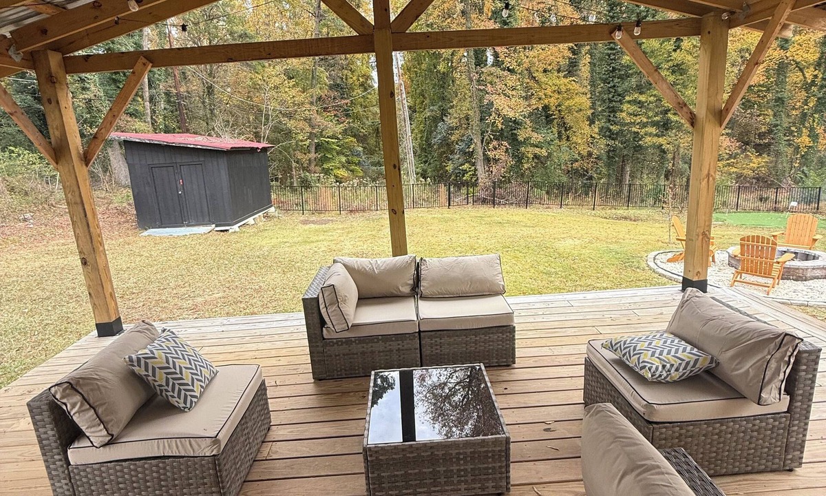 Toddville Road House | Firepit, Deck, Mini Golf, Relaxing 3B Getaway @CLT