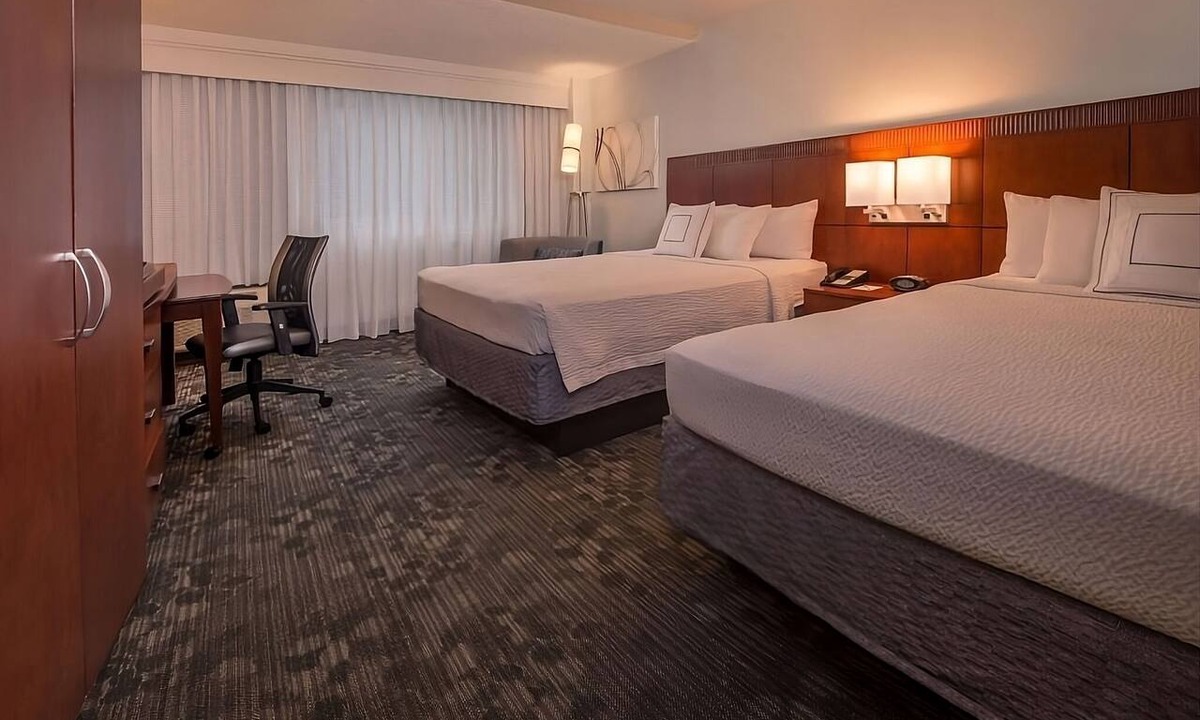 Rosslyn Hotel | FOUR Comfortable Units Close to Arlington House! Onsite Parking & Starbucks