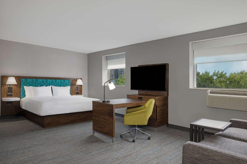Church and Wellesley Hotel | Hampton Inn & Suites by Hilton Toronto Downtown