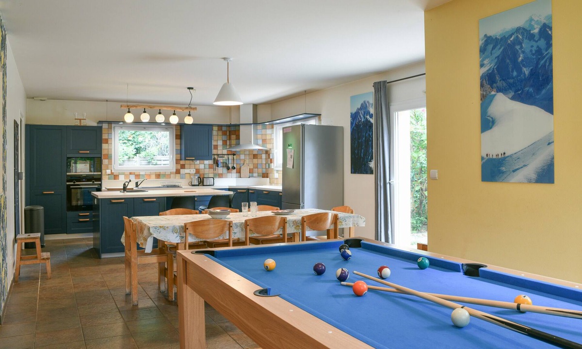 Aix-les-Bains House | Holiday Home 'Du Grand Port' with Balcony, Wi-Fi and Air Conditioning