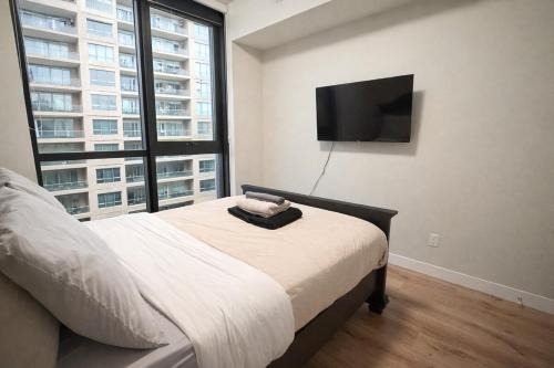 Kitchener Apartment | Home In The Clouds - Downtown Retreat - Gym, Free Parking