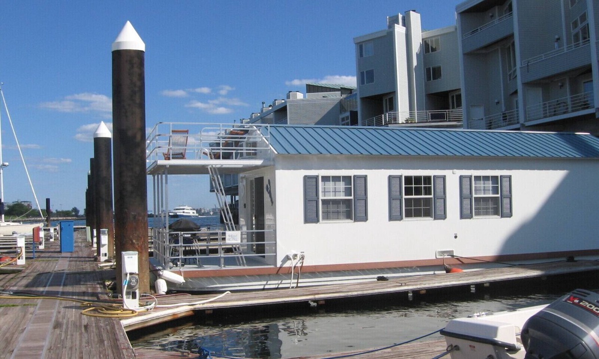 Thompson Square - Bunker Hill Boat Rental | Houseboat in Boston Harbor Wifi A/C/Heat Be rocked to sleep