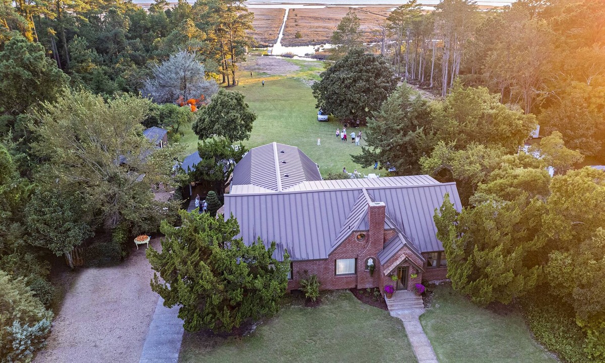 Wanchese House | Island Waterfront Estate, Sunsets, boat basin, Close Beaches, Sleeps12, dogs OK