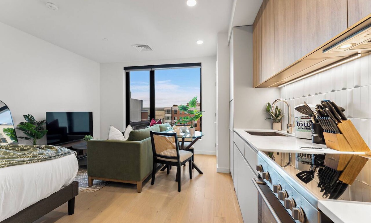 D Street - West Broadway Apartment | Luxury Studio Next to Broadway 8svt