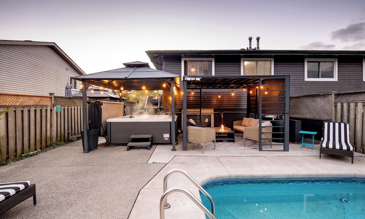 St. Catharines House | Modern 2BR | Pool | Hot Tub | 10 Min to Falls