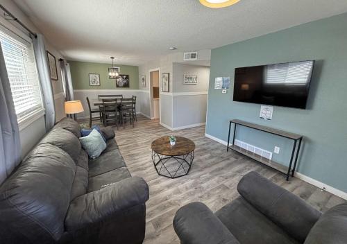 Jewell Heights - Hoffman Heights House | Modern Family Home with Three King Beds Near VA & Anschutz