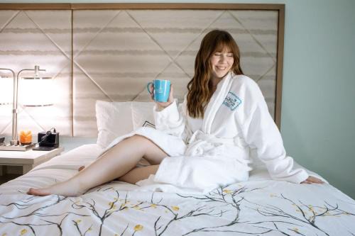 Kill Devil Hills Hotel | NEW 2026-Ocean Sands Beach Boutique Inn-24Hr Sauna and Salt-Mineral Pool-Free Beach Bikes and Famous Beach-Fresh Baked Cookies-Popcorn-In Room Bathrobes-Sunscreen-65 Inch TVsNetflix-Bedside Candy-Free Laundry- 4 Grand Black Beds-Call & Save-1-252-AHA-SAND