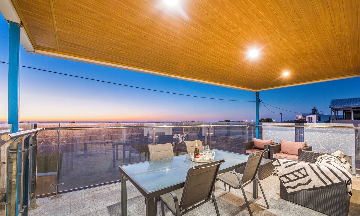 Lancelin House | Ocean Waves - Luxury beachside accommodation