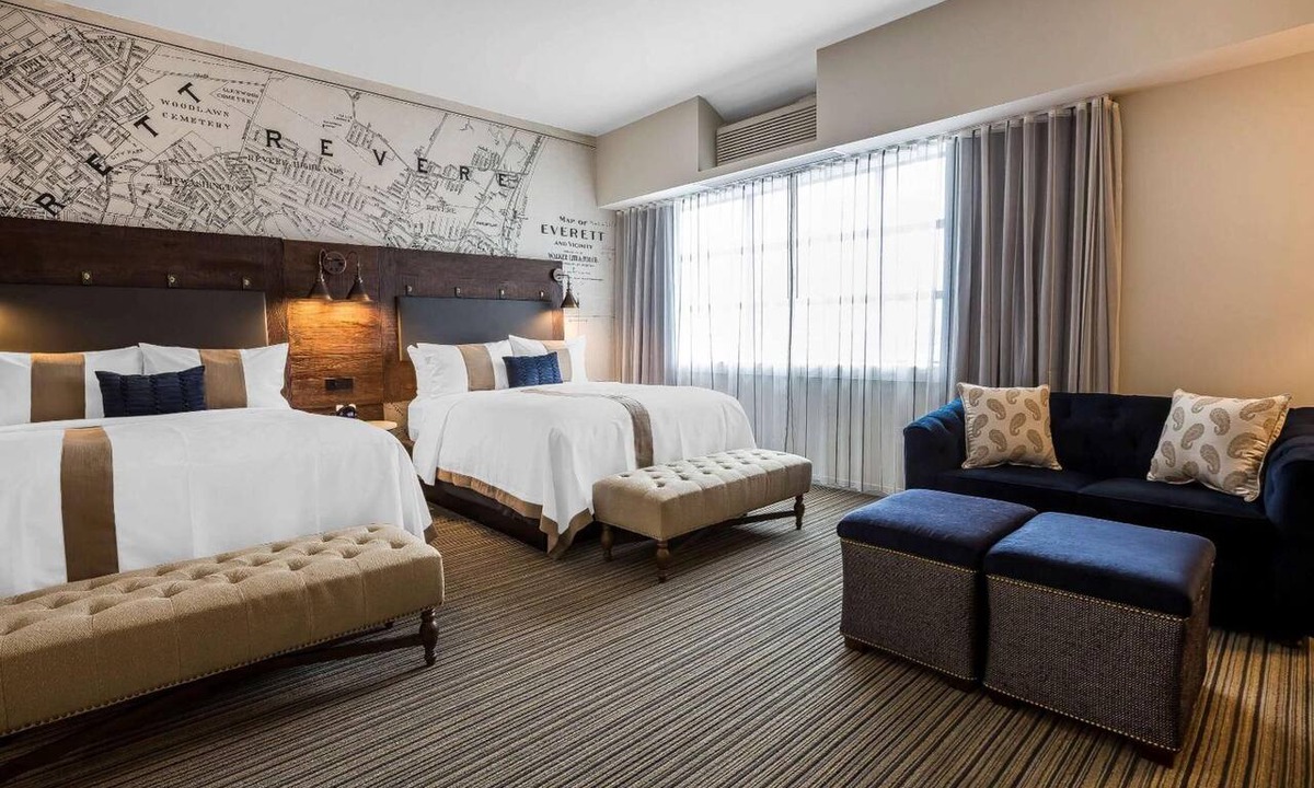 Everett Hotel | Pet-Friendly Accommodation | Parking & Breakfast Included | Glendale Park- 1.2mi