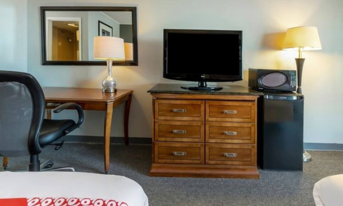 Jennings Hotel | Practical King Room Great for Pet Owners Close to Jennings Dining