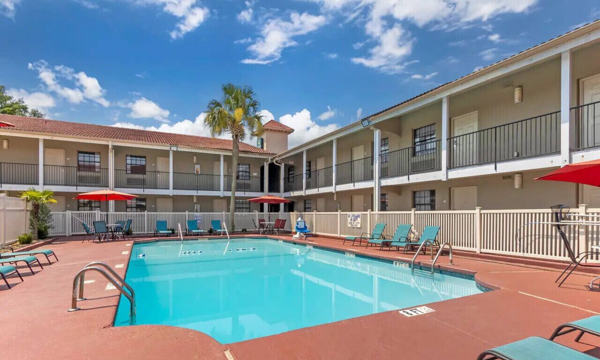 North Charleston Hotel | Quality Inn & Suites King Room + Breakfast & Pool