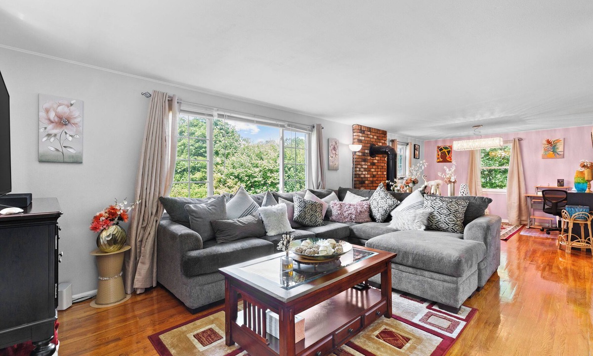 Hartford House | Quiet Comfy Getaway 3 BDR home. Close to Bradley Airport.