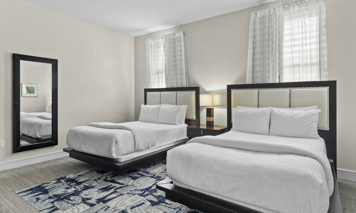 Ludlam Hotel | Relaxing Accommodation Close to Everything! Swimming Pool + Spa