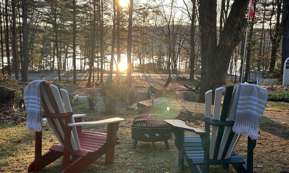 Bracebridge Cabin | Riverside Blue… Your cozy guesthouse for all things Muskoka.!