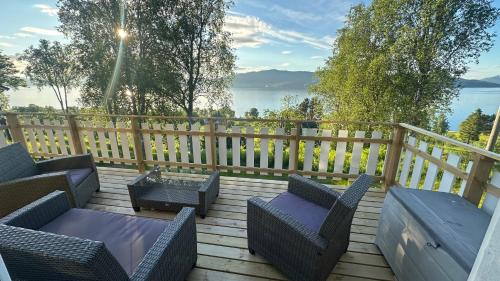 Dyry House | Sea View Cabin near Senja The Yellow House