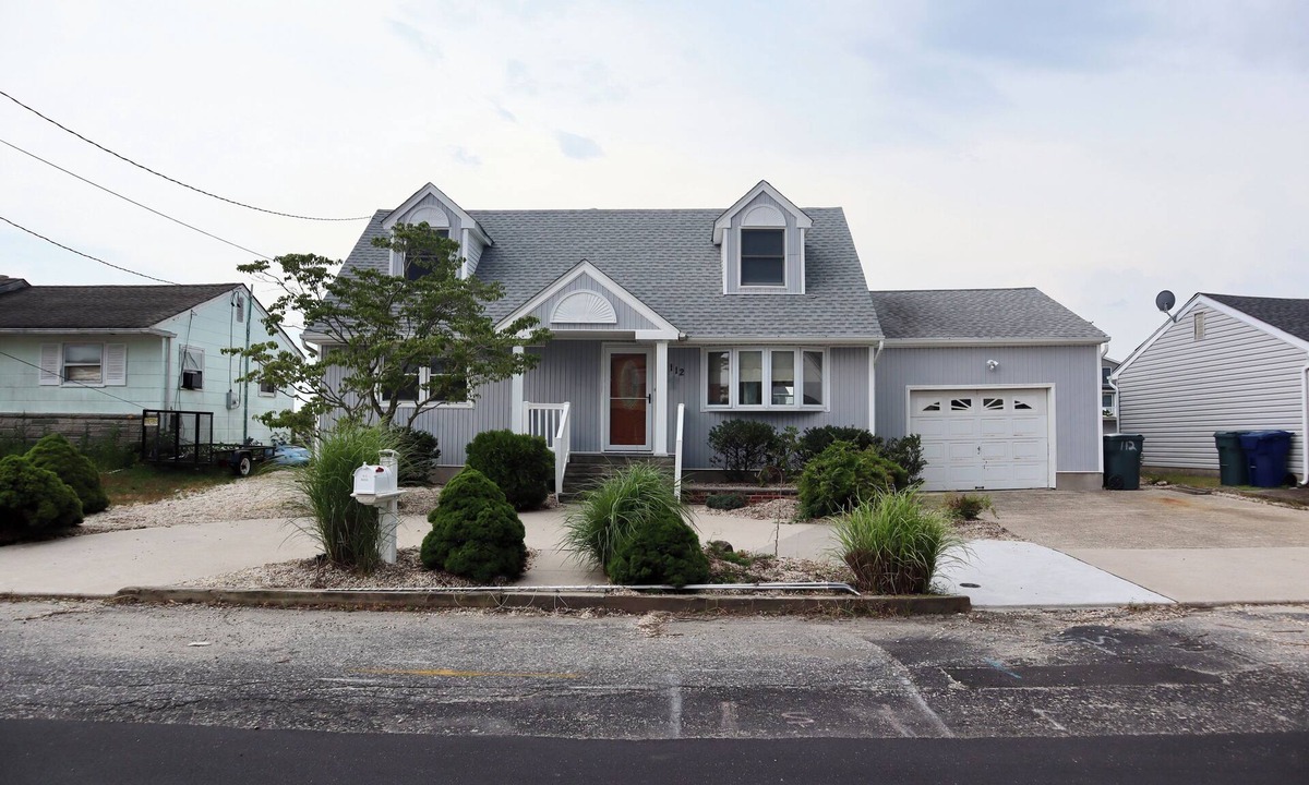 Mystic Island House | Spacious Waterfront Vacation Home, 4 Bedrooms, Sleeps 12