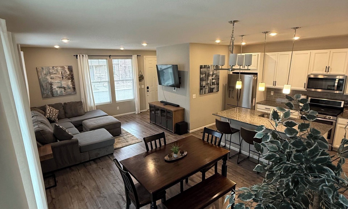 Aurora House | Spacious 3BR Aurora Townhome AC + Gym