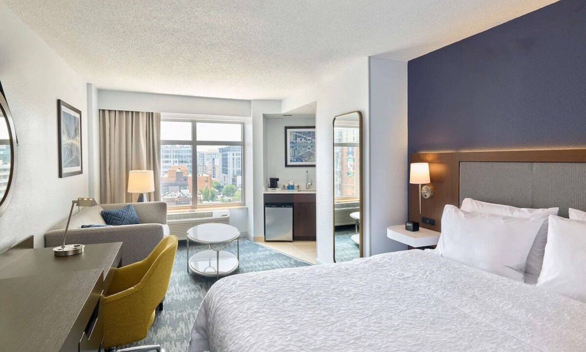 Mount Vernon Triangle Hotel | Spacious Room in D.C. l Near Convention Center & Metro Station