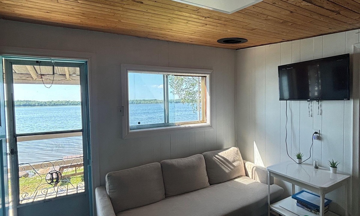 South Bruce Peninsula Cabin | Sunset Lakefront Spacious 8 people Getaway,