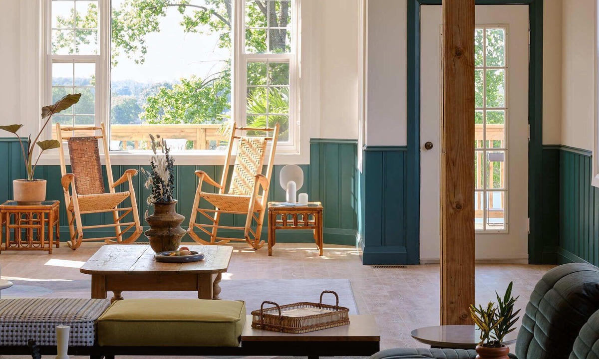 Corbyville House | The Wallace House | 20 Person Luxury Accommodations | Black Bear Ridge Resort