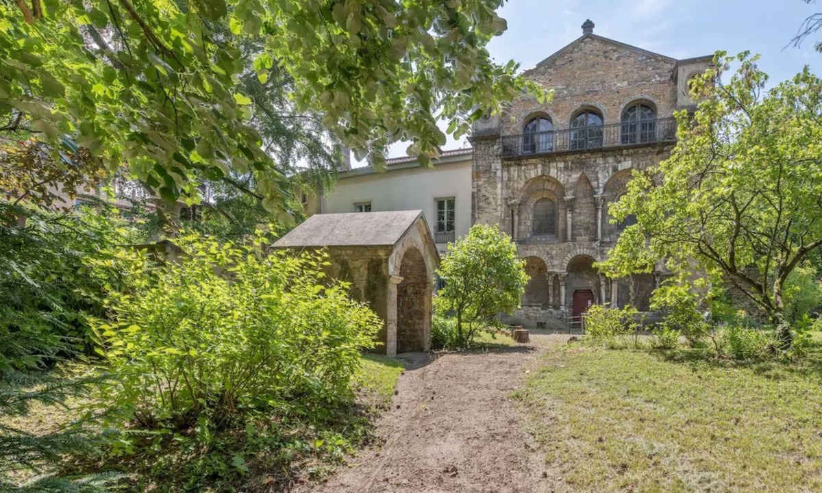 Saint-Rambert Apartment | Timeless Elegance on Île Barbe: 1BR Garden View