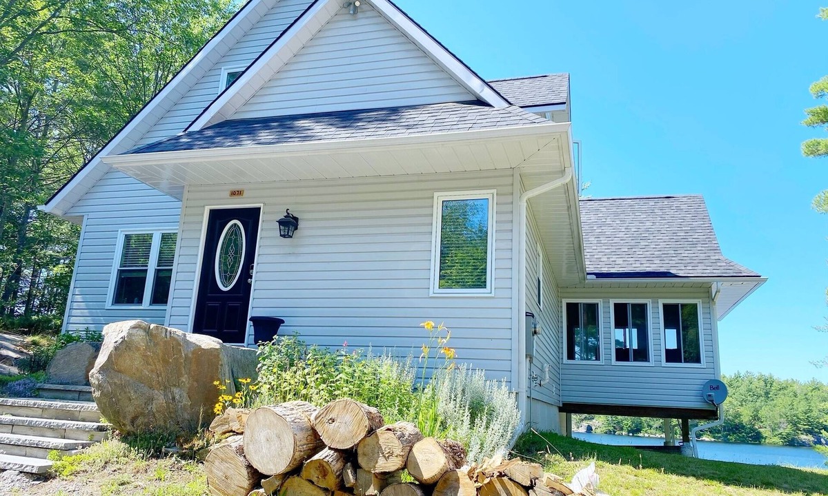 Gravenhurst House | WATERFRONT COTTAGE in Muskoka