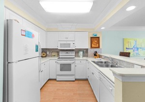 Gorgeous 2 bedroom condo with a balcony by the beach! | Laguna Keyes - 701