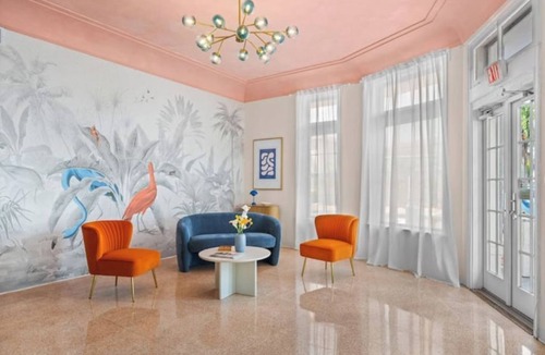 North Beach Hotel | #05 Corner Unit in Mid-century Art-Déco Building KingBed EnSuiteBath Steps>Beach