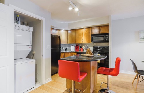Wellington Place Condo | 1BR+Den Downtown - Steps from CN Tower, Rogers Centre, TIFF & More