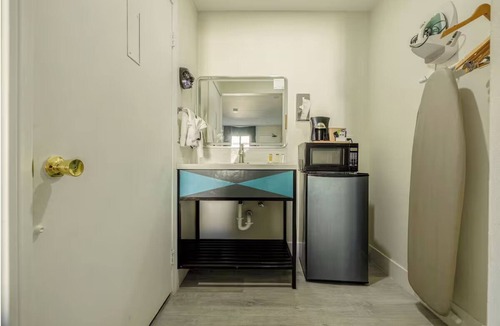 Barstow Hotel | 2 Comfortable Rooms with 2 Queen Beds with Historic Route 66 Vibes for Families
