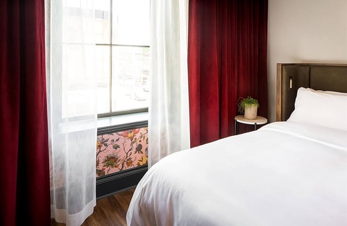Riverside Hotel | 2 Corner King Room | Historic Boutique Stay with Skyline Rooftop