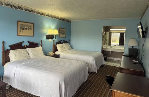 Tazewell Hotel | 3 Convenient Rooms with 2 Full Beds + Microwave Near Popular Tazewell Attraction