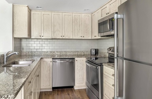 Sea Scape Hotel | 3 Nature-Inspired 2BR Loft Suites w/Laundry near Kitty Hawk Pier & Forest